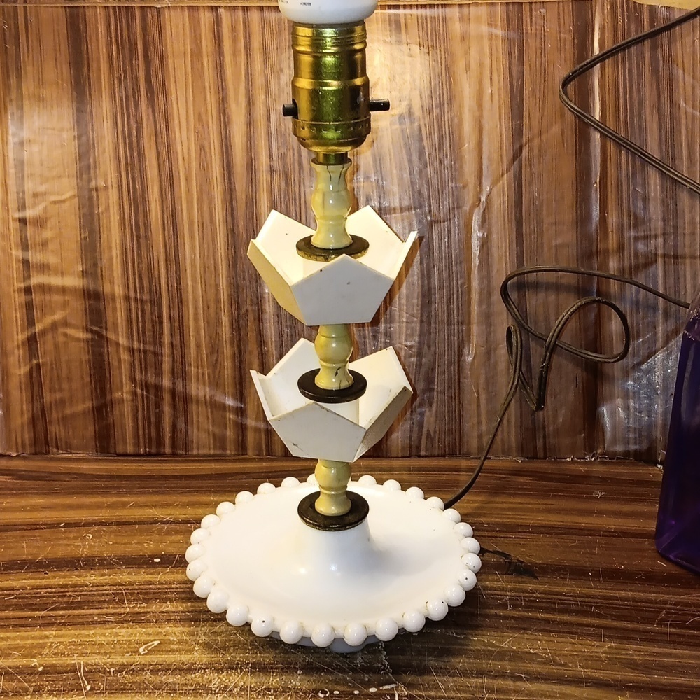 Vintage cottage core milk glass boudoir mcm lamp